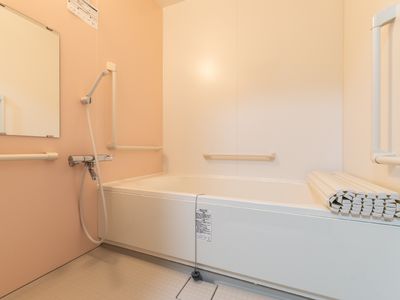 バリアフリー設計の浴室