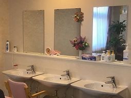 清潔感ある洗面台と鏡