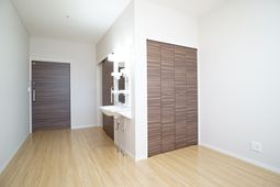 明るい洋室の空間