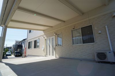 明るい建物のエントランス