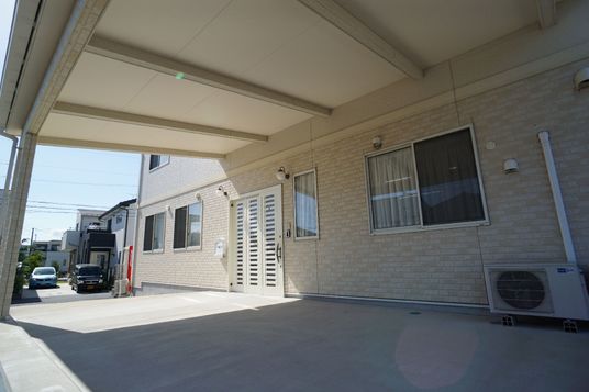 明るい建物のエントランス