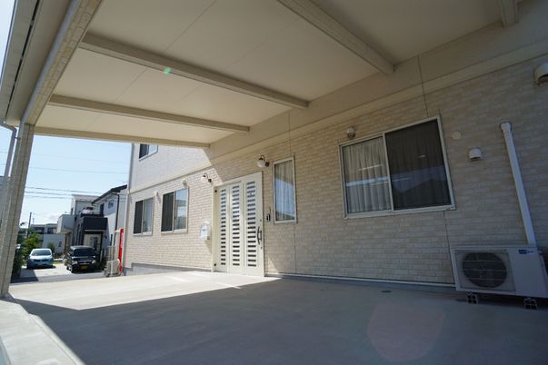 明るい建物のエントランス