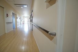 廊下の手すりと掲示板