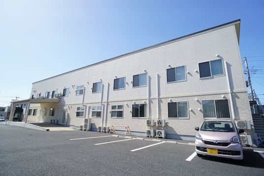 明るい外観の建物