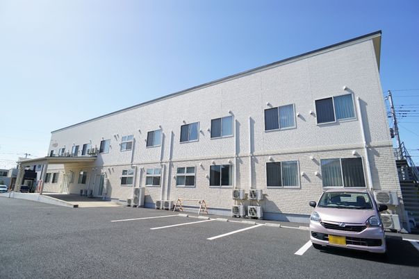 明るい外観の建物