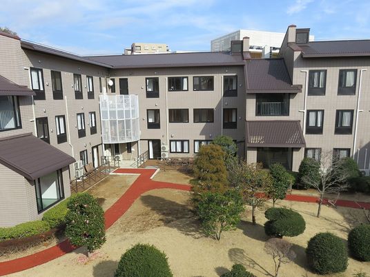 中庭が見える建物外観
