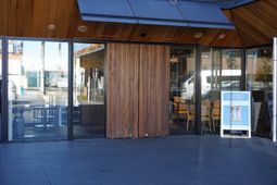 木目調のモダンなエントランス