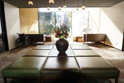 中庭の見えるリビング