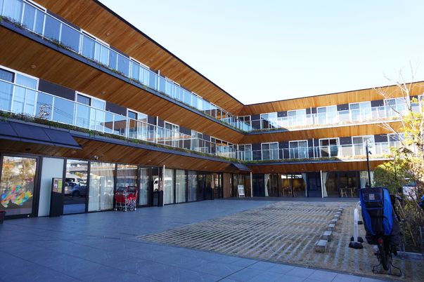 モダンな建物のエントランス