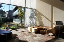 明るいラウンジの一角