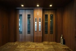 シックなエレベーターホール