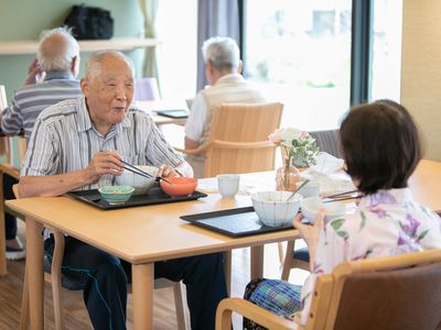 食事を楽しむ高齢者の様子