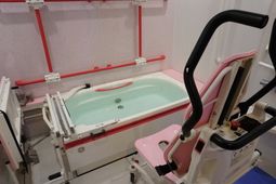 介護用浴槽とリフト