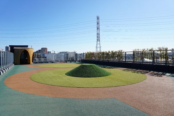 広々とした屋上庭園