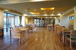広々とした明るい食堂
