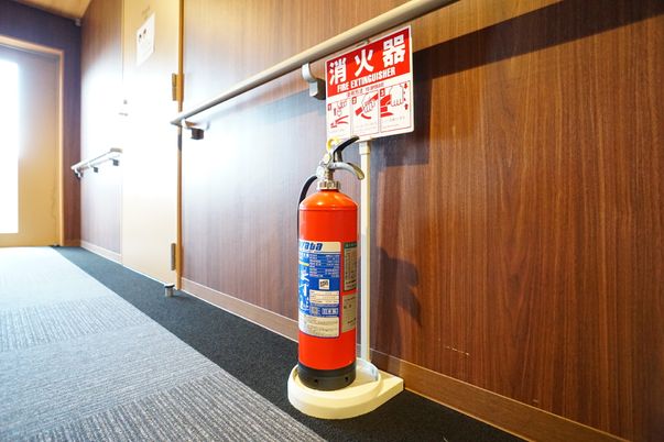 消火器が設置された廊下