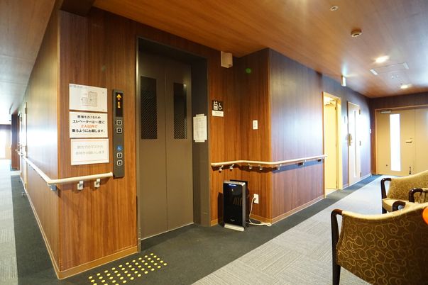 快適な施設のエレベーター