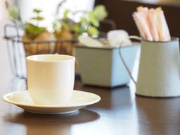 カップとシュガーポットテーブル上