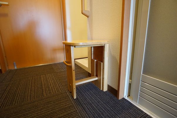 廊下の木製手すり