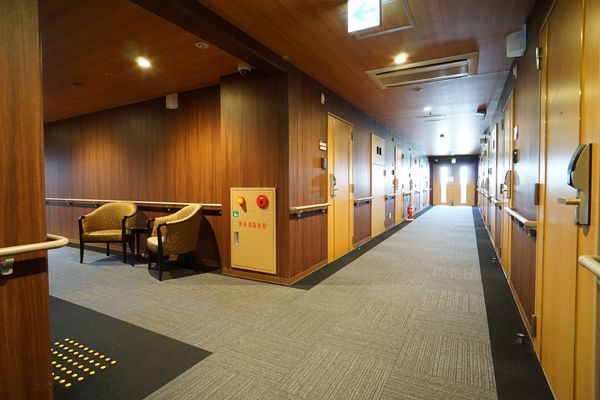 清潔で落ち着いた廊下