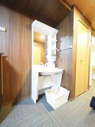 清潔な洗面台と廊下