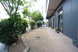 静かな中庭の風景