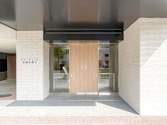 明るい建物のエントランス