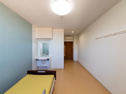 明るい居室の洗面台  