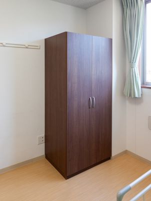 明るい居室の収納棚  