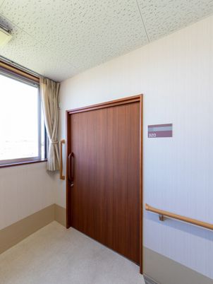 明るい廊下の居室前  
