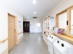 明るい廊下の洗面台  