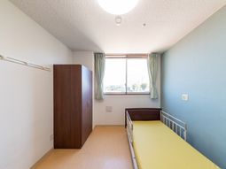 明るい居室の一角  
