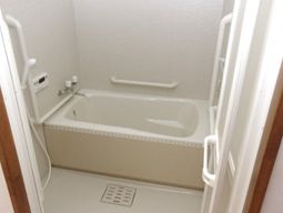安全設計の快適浴室