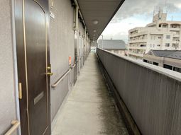 手すり付き廊下と扉