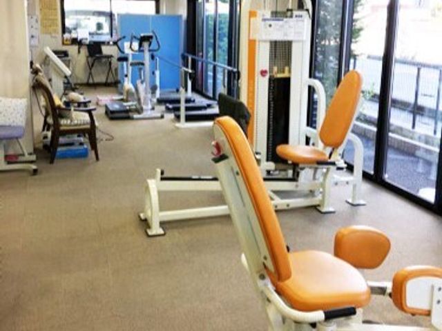 明るい空間のトレーニング設備 デイサービス 充実したトレーニング機器が備わった機能訓練室です。日々の健康維持をサポートする空間で、快適に身体を動かせます。