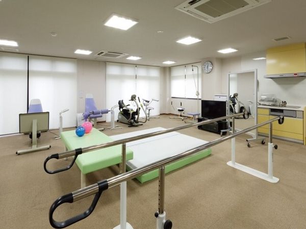 リハビリ用機器の整った室内