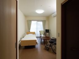 明るい居室の様子