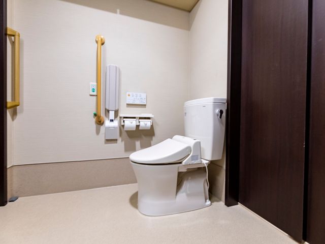バリアフリー対応トイレ トイレ 安全なサポートバーのついた清潔感のあるトイレです。利用者の安心と自立を支援する設計がなされています。