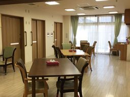 明るい共有ダイニングルーム