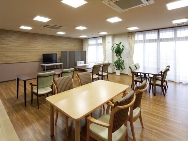 居心地の良い食堂 共有スペース 広々とした食堂では、一緒に食事を楽しんだりお茶を飲んだりできるゆとりがあります。明るく、清潔感のある空間でご利用者様がリラックスできるようになっています。
