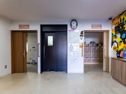 エレベーターと受付の廊下