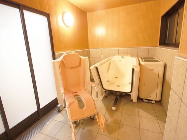 バリアフリー対応浴室 機械浴 ゆったりとした移動範囲のある清潔な浴室です。身体をいたわりながら、安全にご利用いただけます。