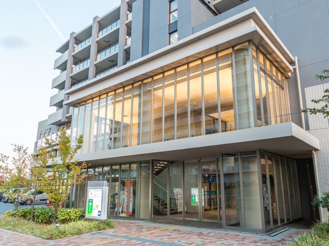 現代的な建物のエントランス 外観 広々としたエントランスは、洗練されたデザインが印象的です。明るく開放的な雰囲気で、毎日の出勤がより楽しみになります。