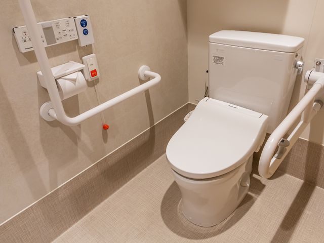 バリアフリートイレ トイレ 安心してご利用いただけるバリアフリー仕様のトイレです。手すりが設置されており、安全に配慮された設計となっています。