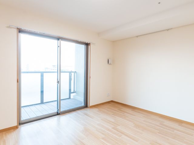 広々とした洋室とバルコニー 居室 開放的で明るい洋室です。広い窓から自然光が差し込み、快適な居住空間をご提供します。