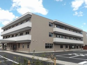 明るい日差しの外観