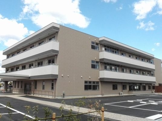 明るい日差しの外観