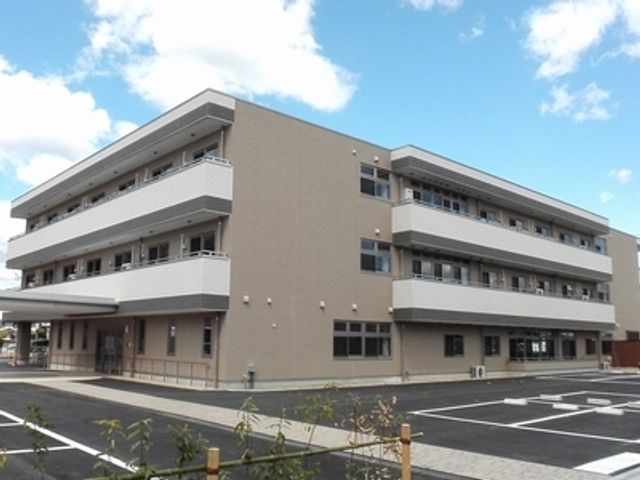 明るい日差しの外観 外観 広々とした駐車場があり、日に照らされている落ち着いた色合いの建物です。清潔感があり、心地よい職場環境が期待できそうです。