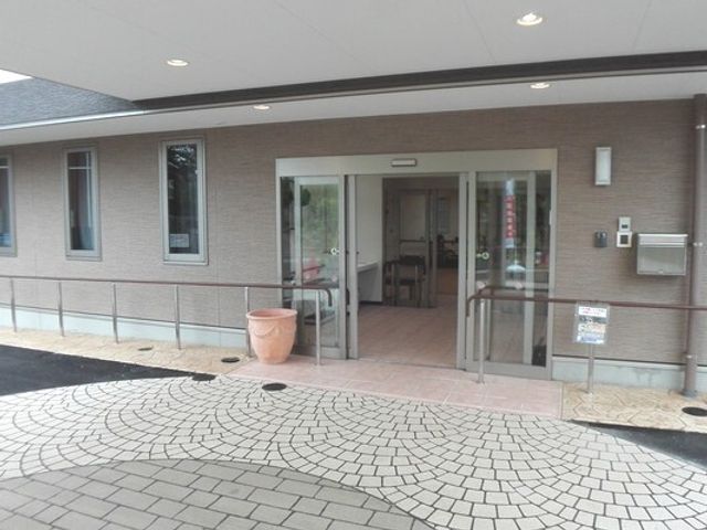 中庭への出入り口 エントランス 広々としたエントランスは、明るく開放的な印象を与え、どなたでも安心してご来訪いただけます。