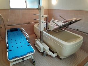 介護用バス設備とストレッチャー